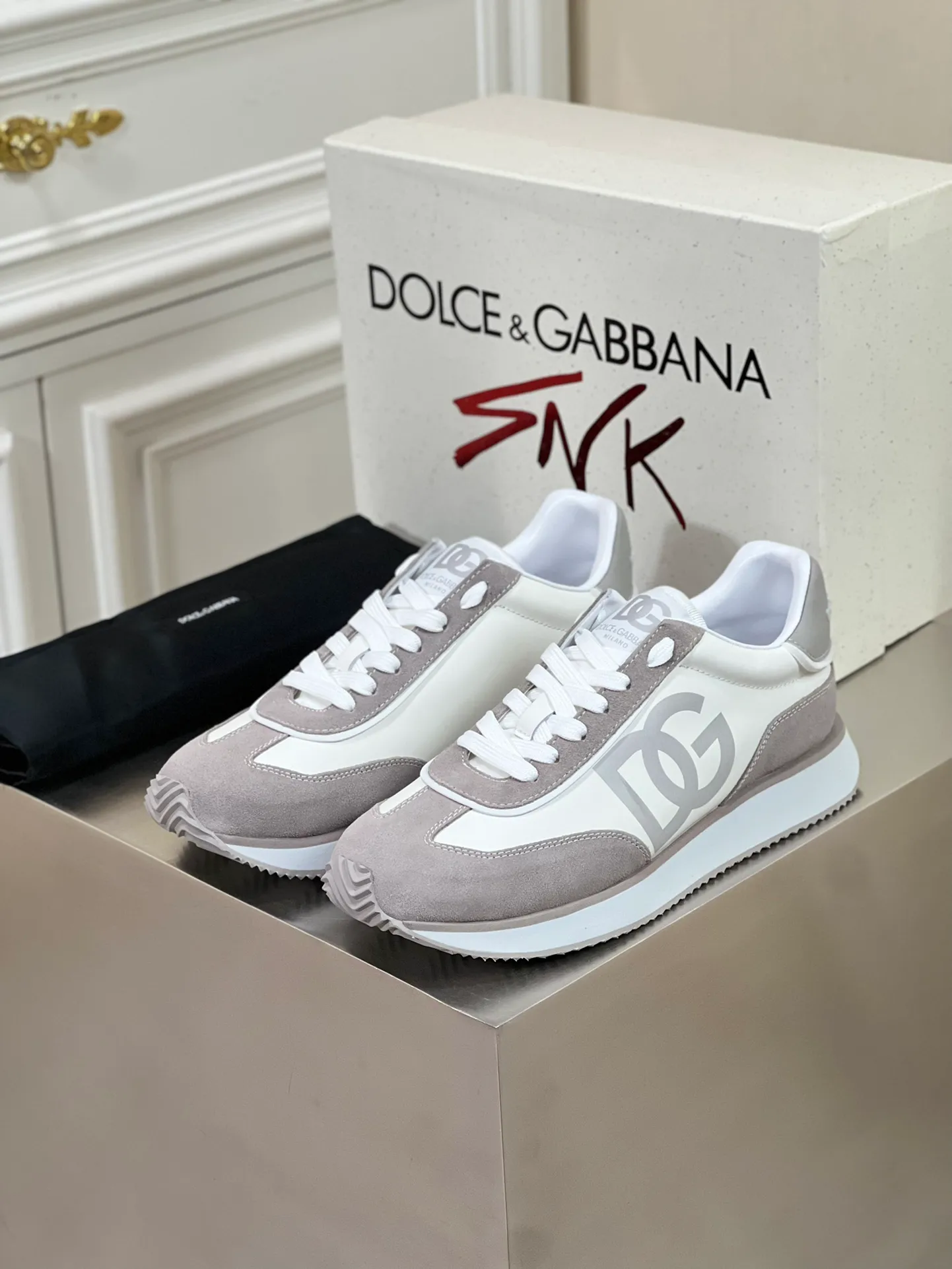 Men's Men's Shoes💰440【New Style】🐝🐝DG••New••Dolce&G*_dgDolce&G*_dgDolce & G*_dg 2024 Early Spring New Men's Lace-up Leather Casual Sports Shoes Made of imported suede cowhide spliced ​​with waterproof fabric, mixed and matched color design, a fashionable and energetic sports shoe that easily meets the needs of modern dressing and highlights the contemporary lifestyle style. The foot is fully lined with cowhide for greater comfort. The tongue and heel are decorated with logos. It is equipped with a rubber outsole. The heel and toe are wrapped to further protect our feet. It is a model worth buying! Size: 39-44 (customized at 38.45)